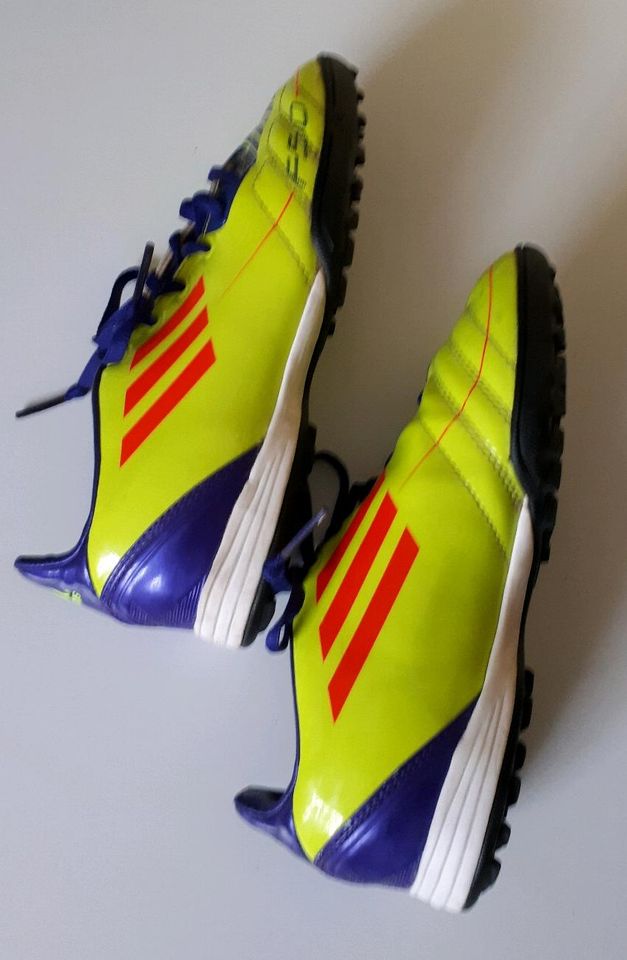 ADIDAS 33 Fussballschuhe Sportschuhe Kunstrasen in Struppen