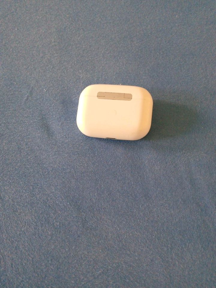 Airpods Pro case Ladegerät Fake  GUTEN ZUSTAND funktioniert in Berlin