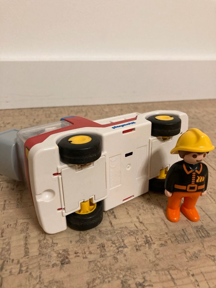 Playmobil 1-2-3 Feuerwehr Leiterfahrzeug mit Feuerwehrmann in Schwülper