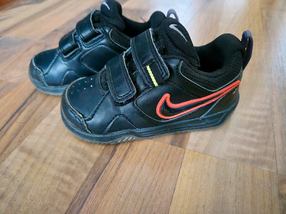 Nike Schuhe Gr. 22 in Berlin