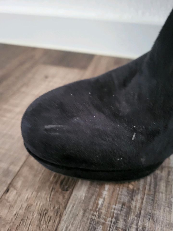 Hohe Stiefel in schwarz 38 in Linden