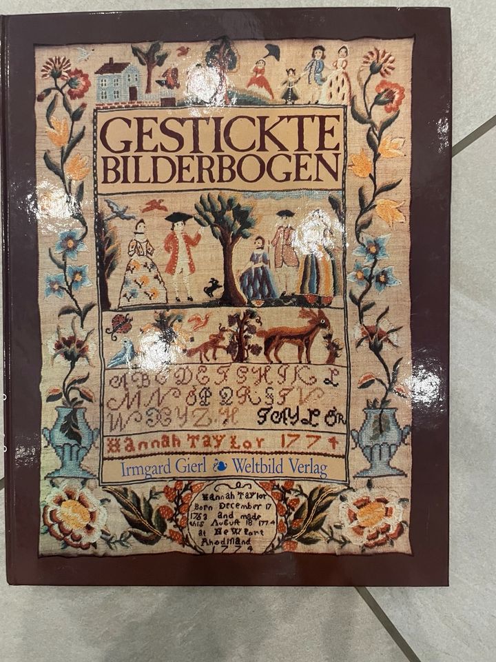 Gobelin Stickbild, ein Buch…. in Mörfelden-Walldorf