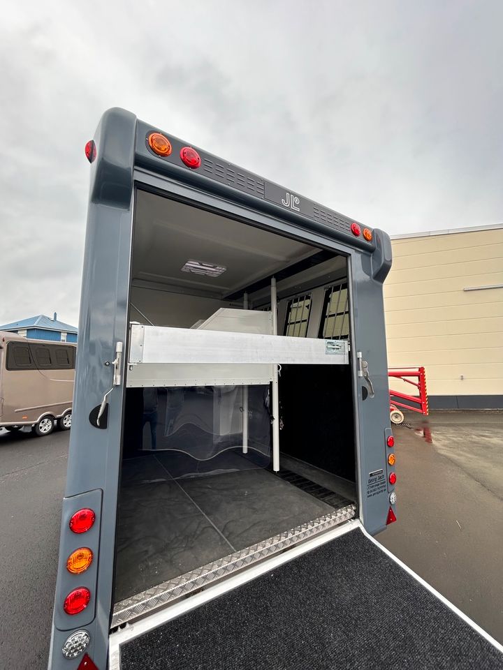 Pferdetransporter JL Trailer 2-3 Pferde mit Großer Wohnung in Seligenstadt