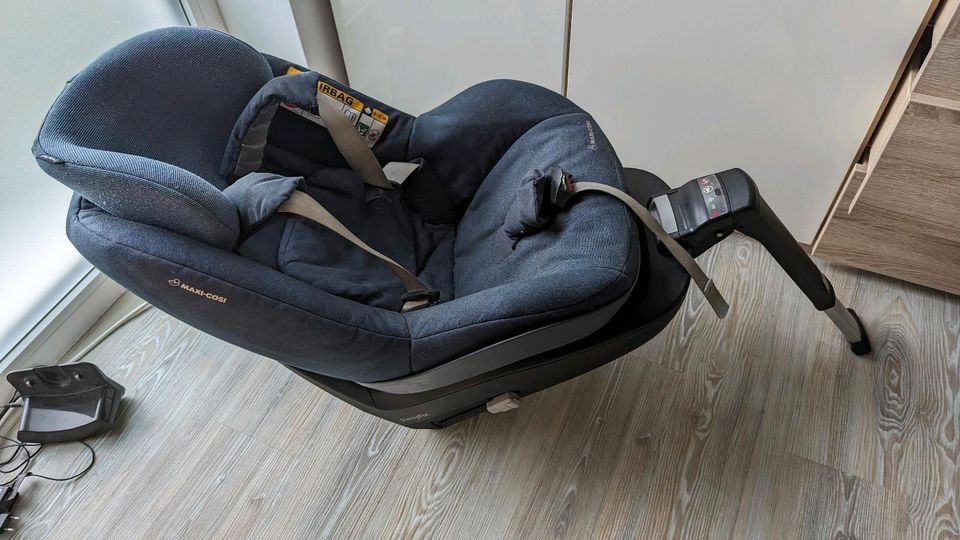 Maxi Cosi Kindersitz + 2way fix station in Roth