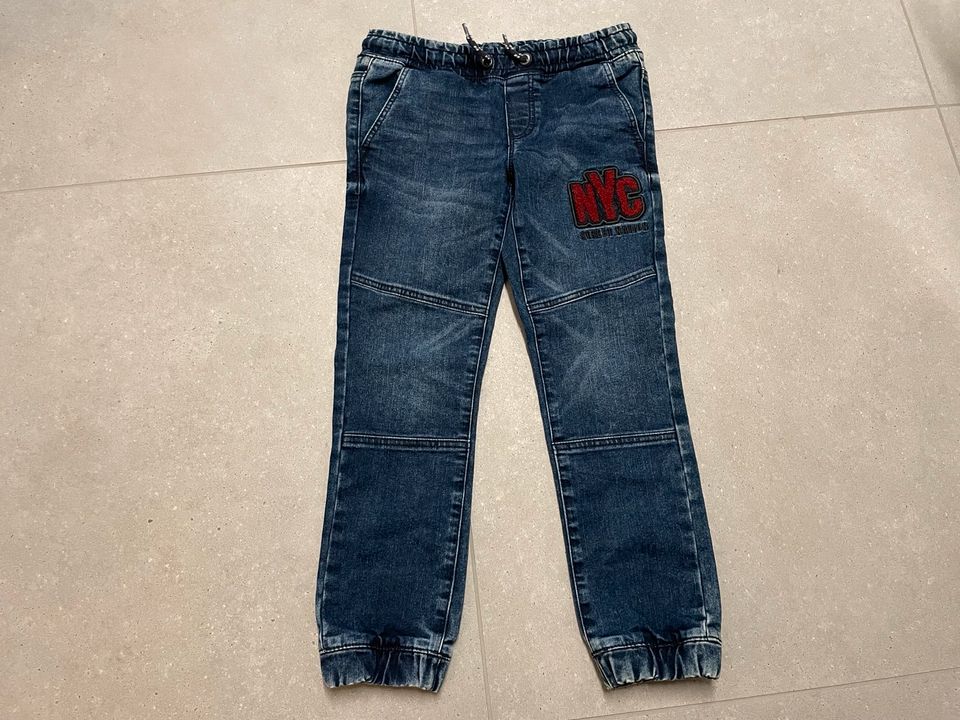 Jeans mit Abnähern C&A neuwertig in Kirchheim am Neckar