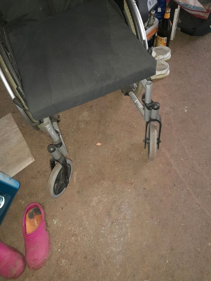 Rollstuhl klappbar in Neuental