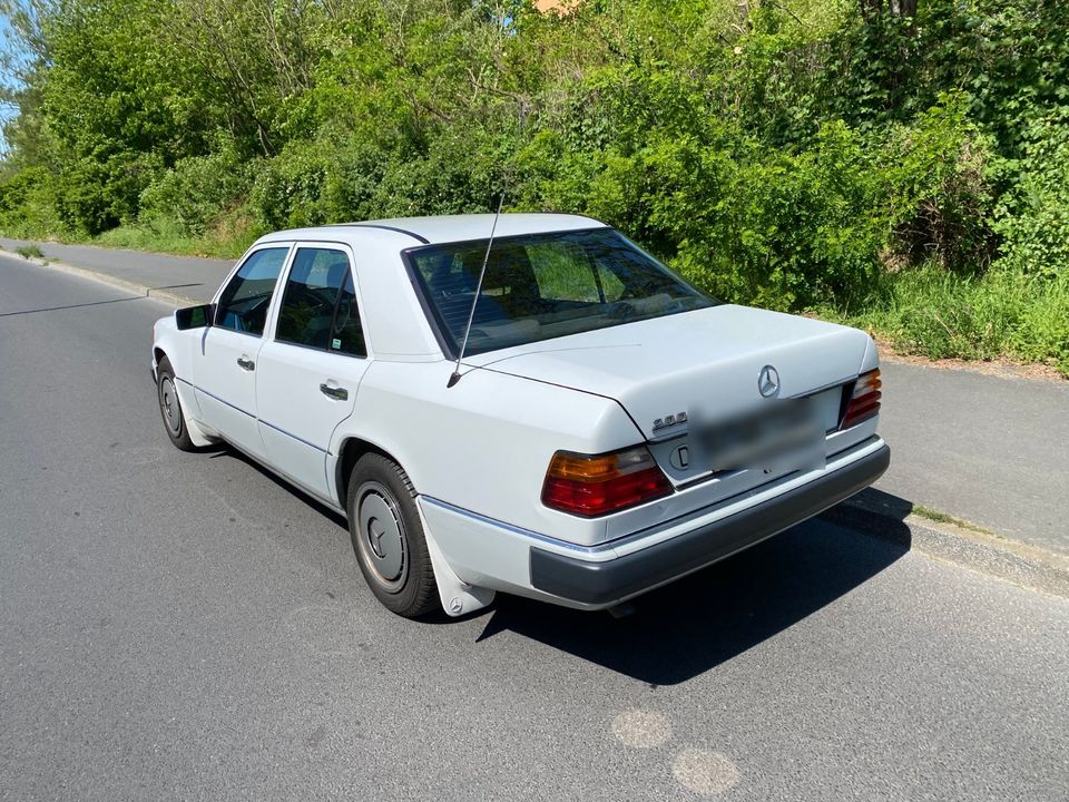 Oldie Mercedes 200E in Berlin