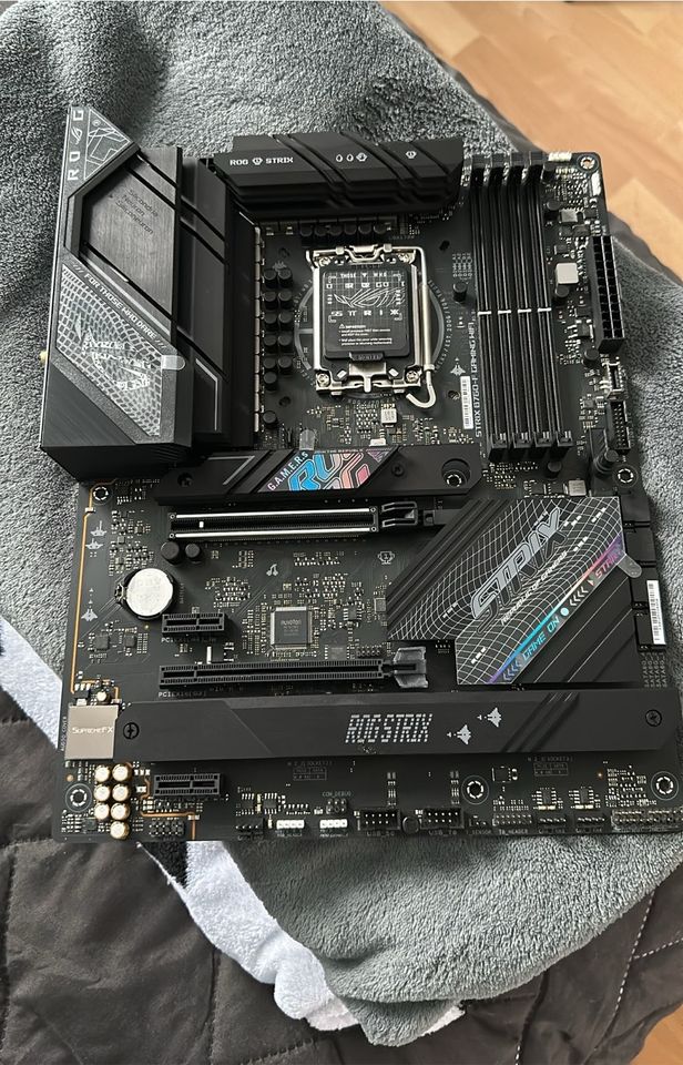 Asus Rog Strix B760-F Gaming Wifi 6E Mainboard in Deggendorf