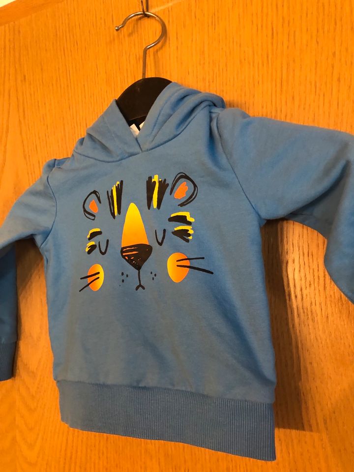 Jungen blaues Sweatshirt mit Kapputze Lily& Dan in Bochum