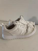 Nike Turnschuhe weiß ohne Schnürsenkel Nordrhein-Westfalen - Overath Vorschau