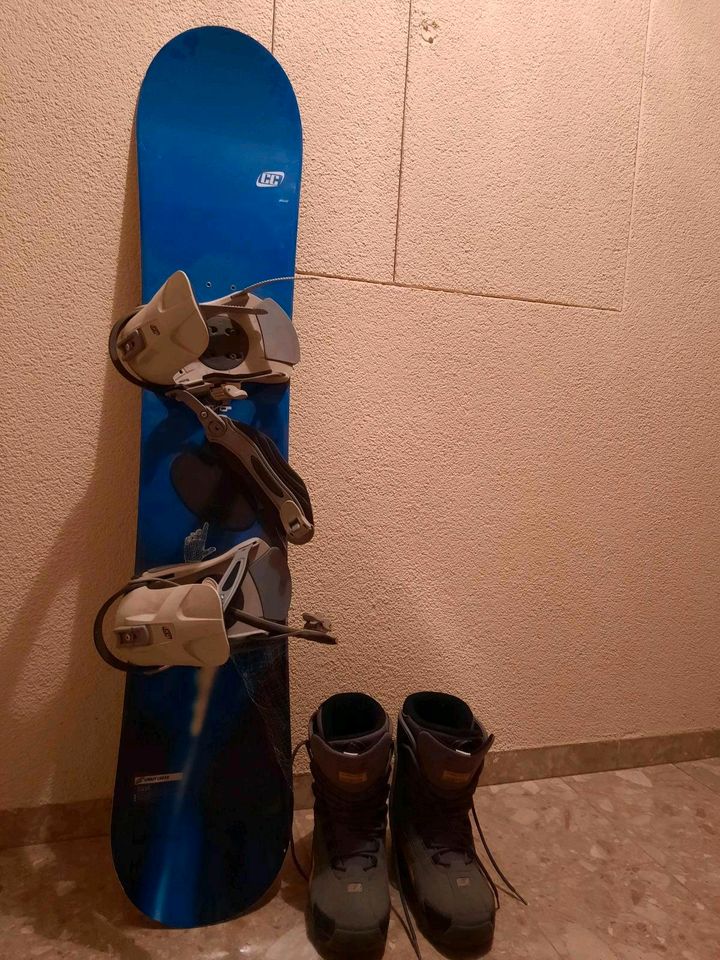 Snowboard und Stiefel in Teunz