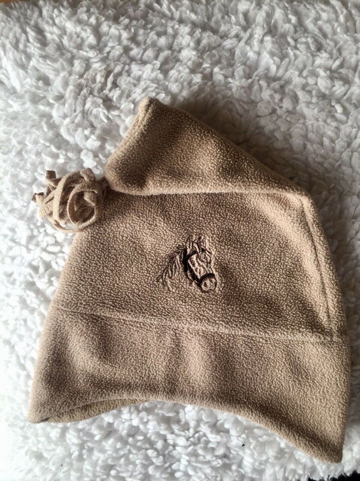 Beige Bommelmütze Kinder Pferde Fleece warm Zipfelmütze Pony in Höchberg