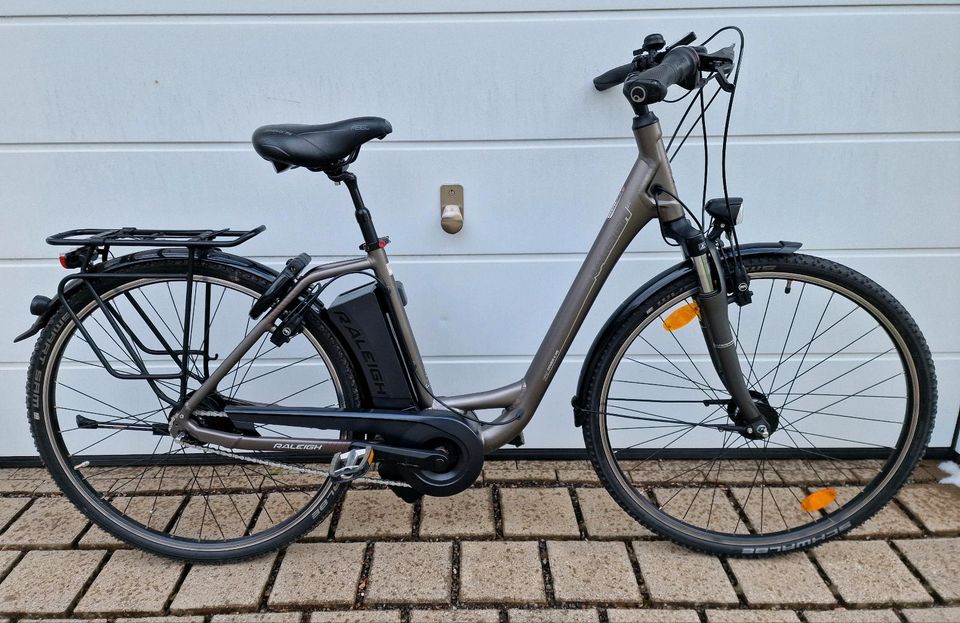 E-Bike Elektro City Fahrrad Rad EBike Top Tiefeinstieg Neuwertig in Titisee-Neustadt