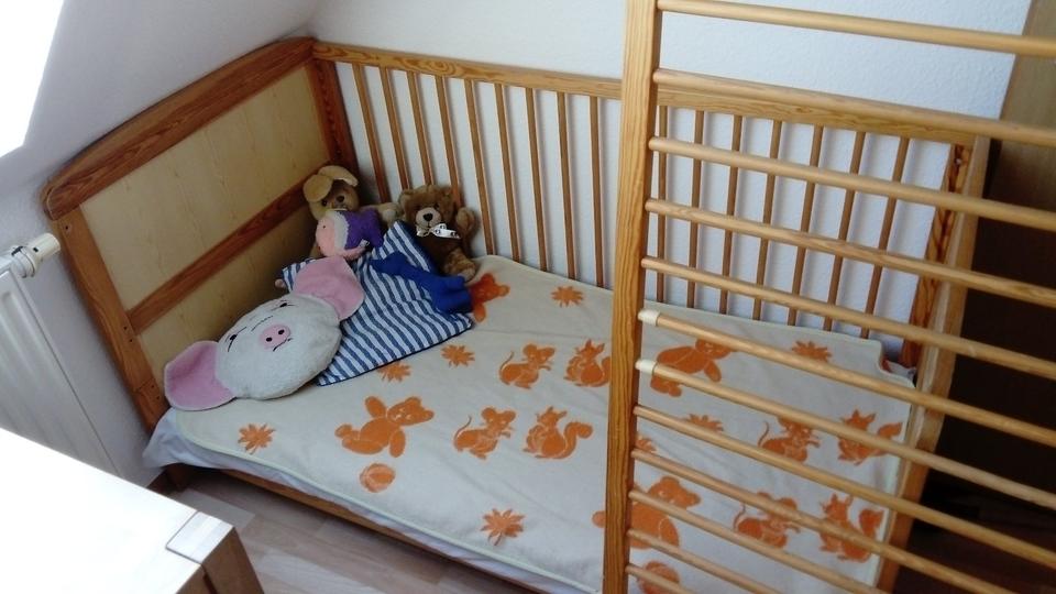 Kinderbett / Gitterbett / Babybett aus Holz in Jena