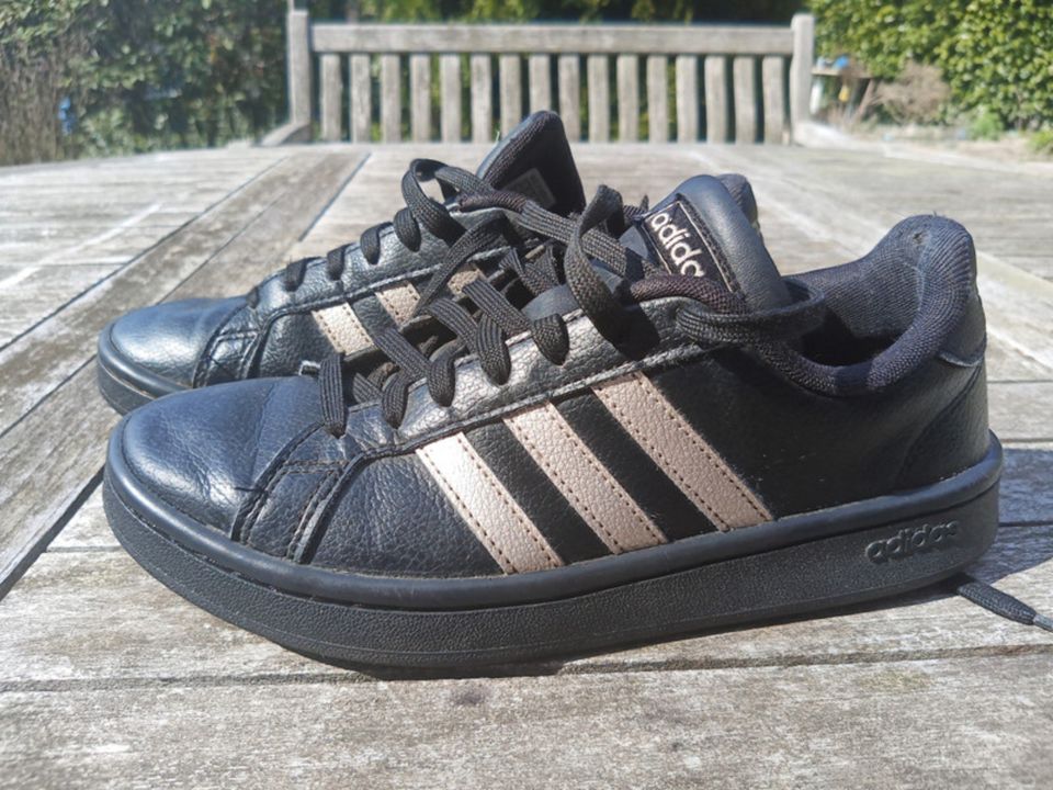 Schwarzer Adidas Turnschuh in Harsefeld