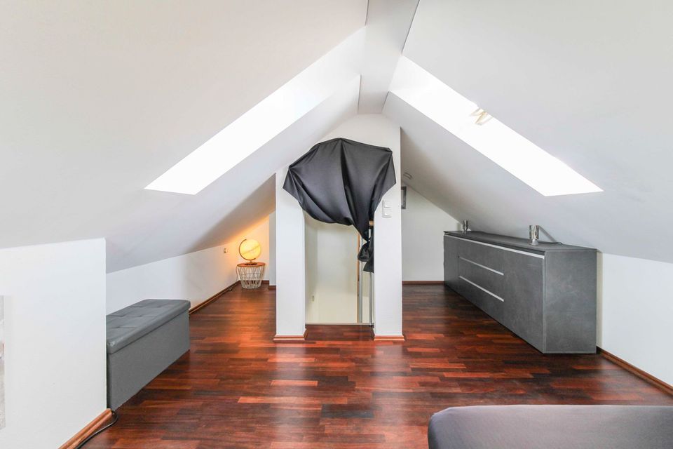 Gesamtfläche ca. 95 m²: Lichtverwöhnter 2,5-Zimmer-Maisonettetraum mit 2 Balkonen in ruhiger Lage in München