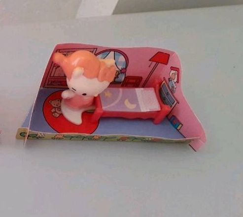 Überraschungsei Ü-Ei Hello-Kitty Figur Schlafzimmer in Leimen