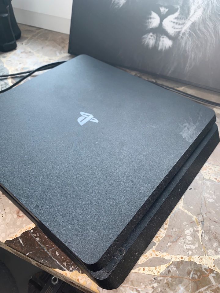 Sony PlayStation 4 mit einem Spiel in Börm