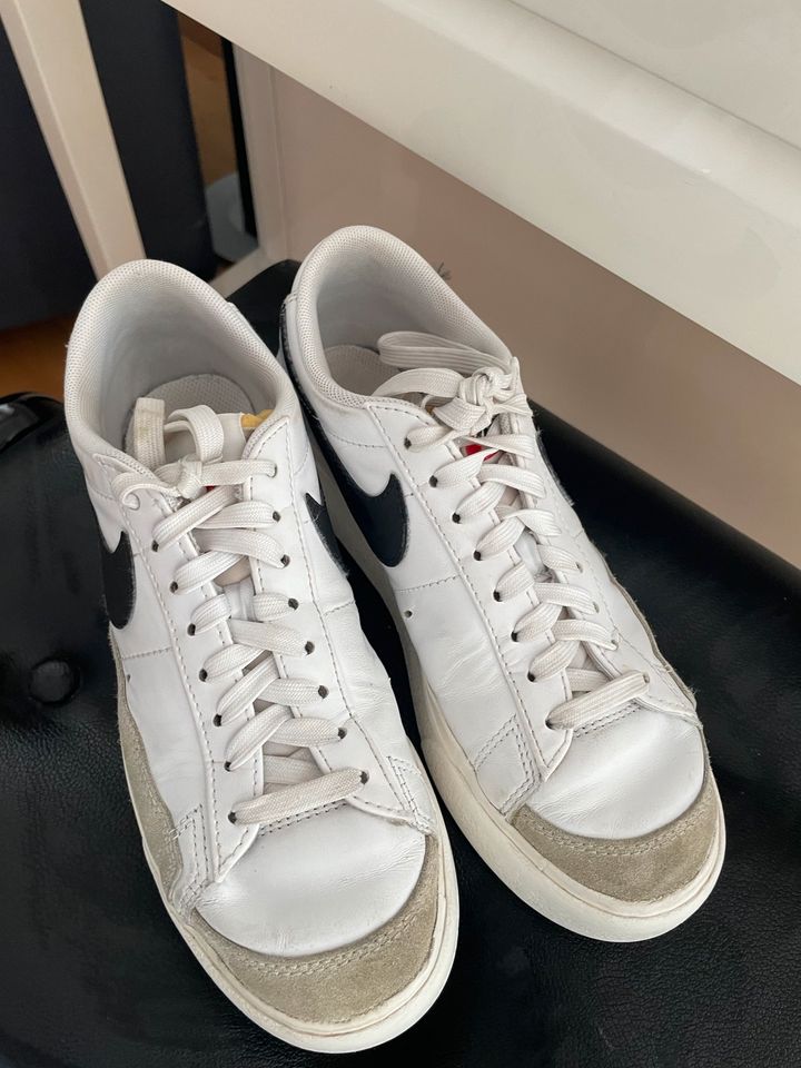 Nike  Mädchen Sneaker Gr 36,5     guter Zustand in Trier