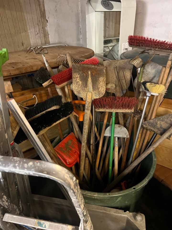 Verschiedene Gartenzubehör Besen schaufel hake in Paderborn