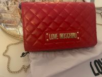 Love Moschino Tasche Rot mit goldener Hardware Niedersachsen - Wolfenbüttel Vorschau