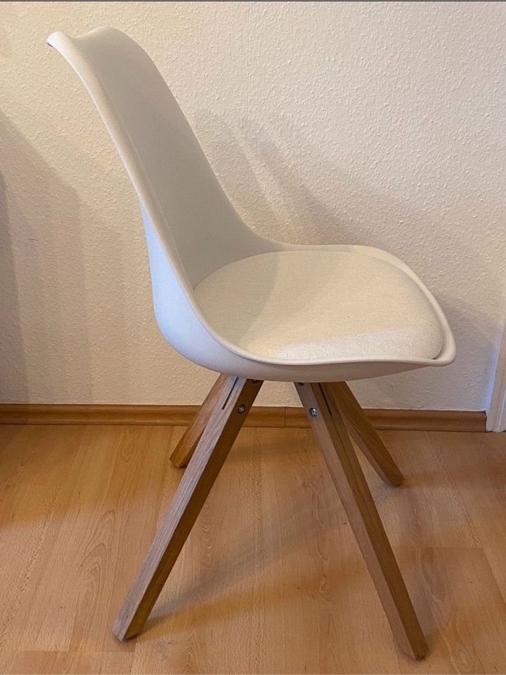 Weißer Stuhl, kunststoff Holz Beine im Vitra Eames Design, Scandi in Frankfurt am Main