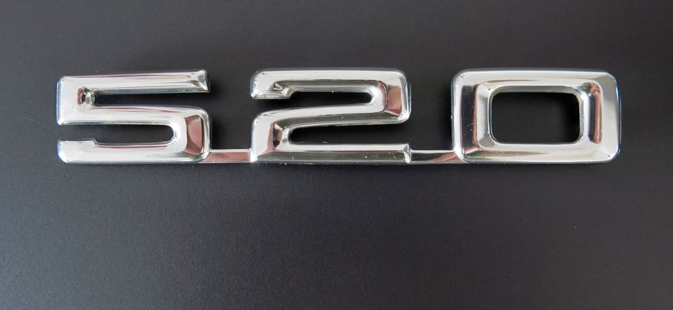 BMW E12 Oldtimer Typenschild Schriftzug Chrom 520, 5er Reihe in Düsseldorf