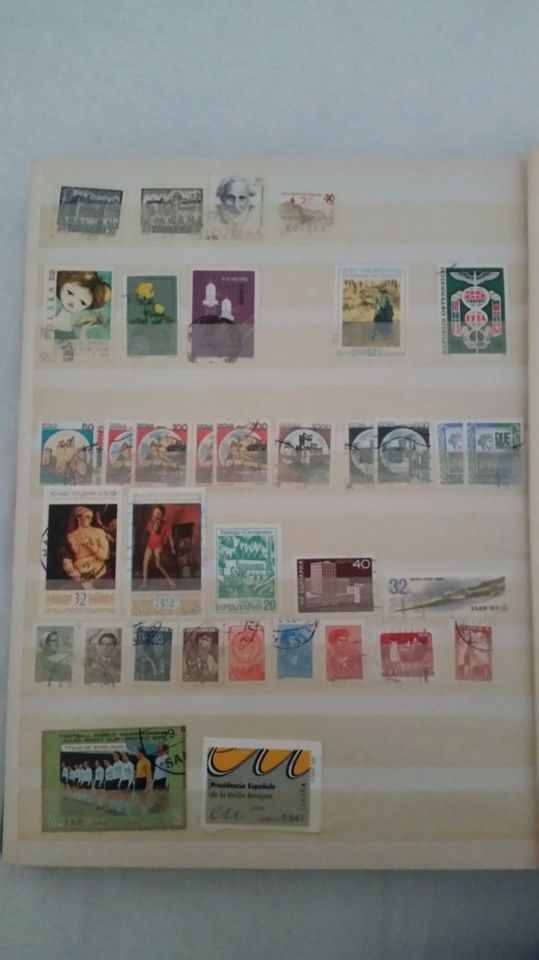 Zwei Briefmarkenalben mit verschiedenen Briefmarken in Garbsen