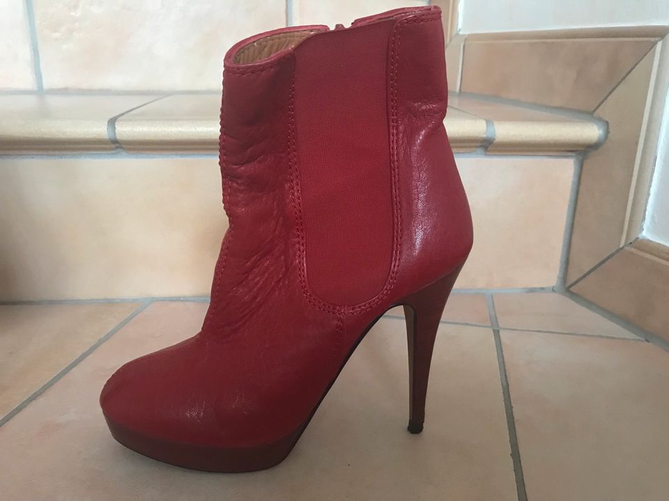 ZARA Echtleder, rote High Heel Plateau Stiefelette, Gr. 38 in Sprockhövel