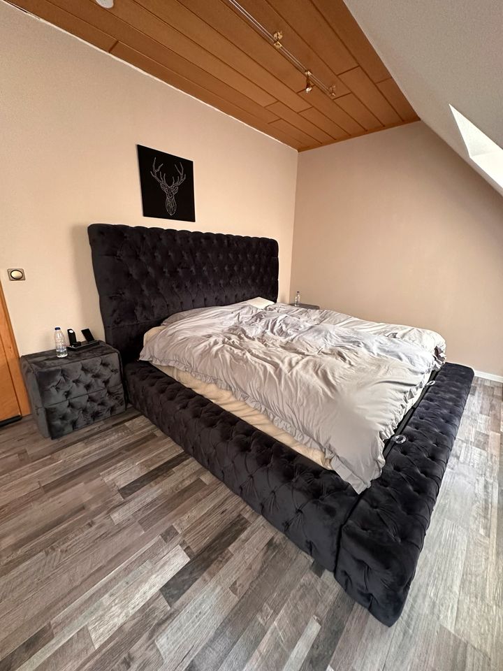 Luxus Chesterfield Boxspringbett 180 x 200 mit Nachttischen in Viersen