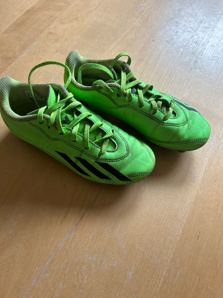 Fußballschuhe Adidas grün Gr 33 in Essen (Oldenburg)