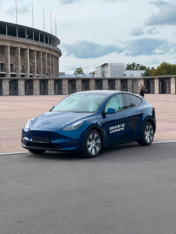 Tesla Model Y  2023 372 PS Autovermietung Mietwagen Automieten Rent a car in Berlin