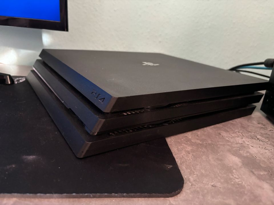 PS4 Pro mit Kontrolleur und spiel in Remstädt