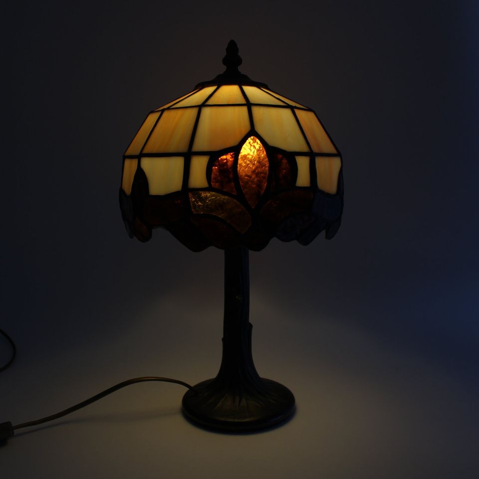 Schöne Tiffany Stil Lampe Tischlampe Vintage in Kiel