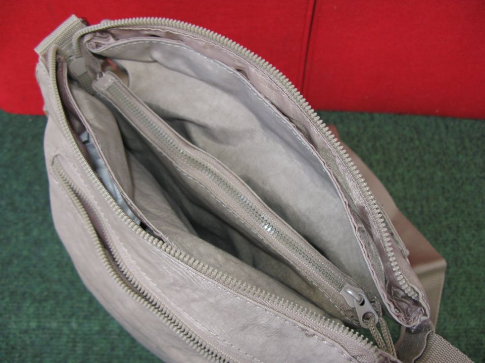 S & G - sportliche Damen Umhänge- / Schultertasche - Beige / Kaki in Langelsheim