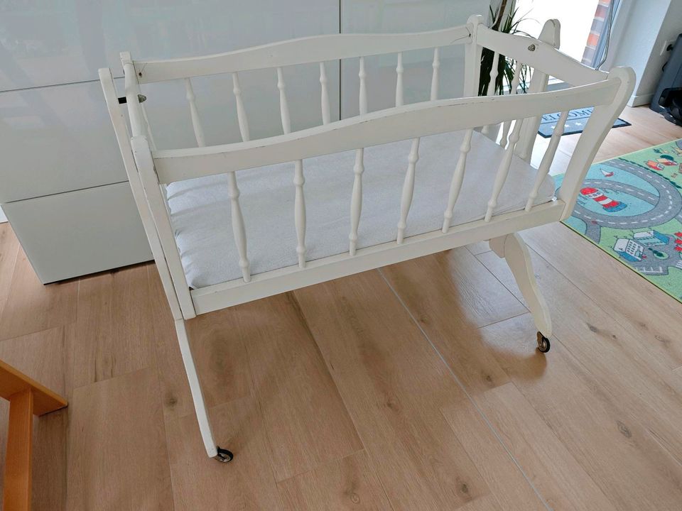 Babywiege mit Matratze 90x40 cm auf Rollen in Wiefelstede