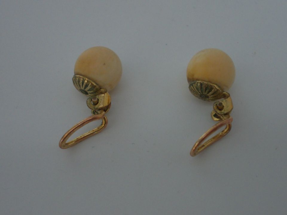 Paar alte Ohrringe Ohrclips handgefertigt creme goldige Fassung ! in Eystrup