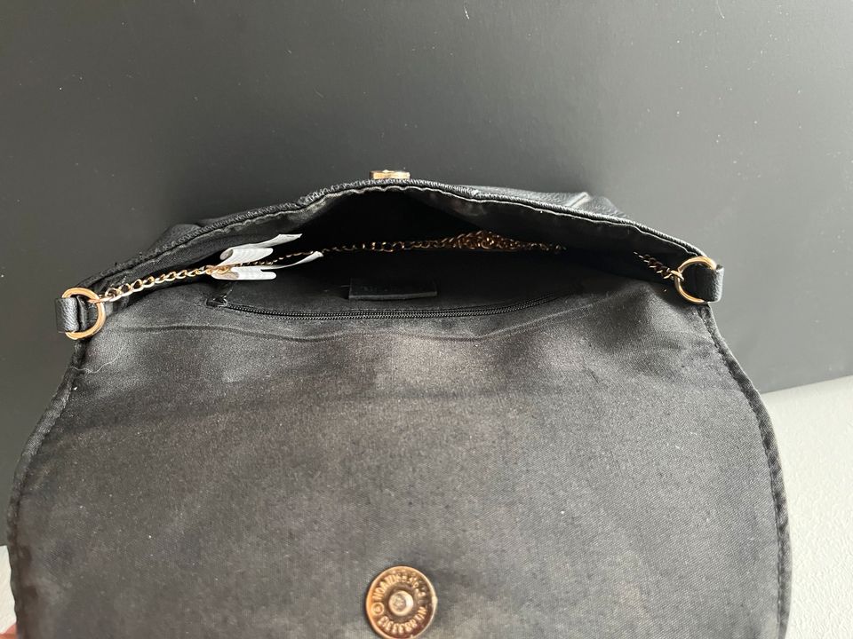 Schwarze Handtasche ohne Tragegurt in Köln