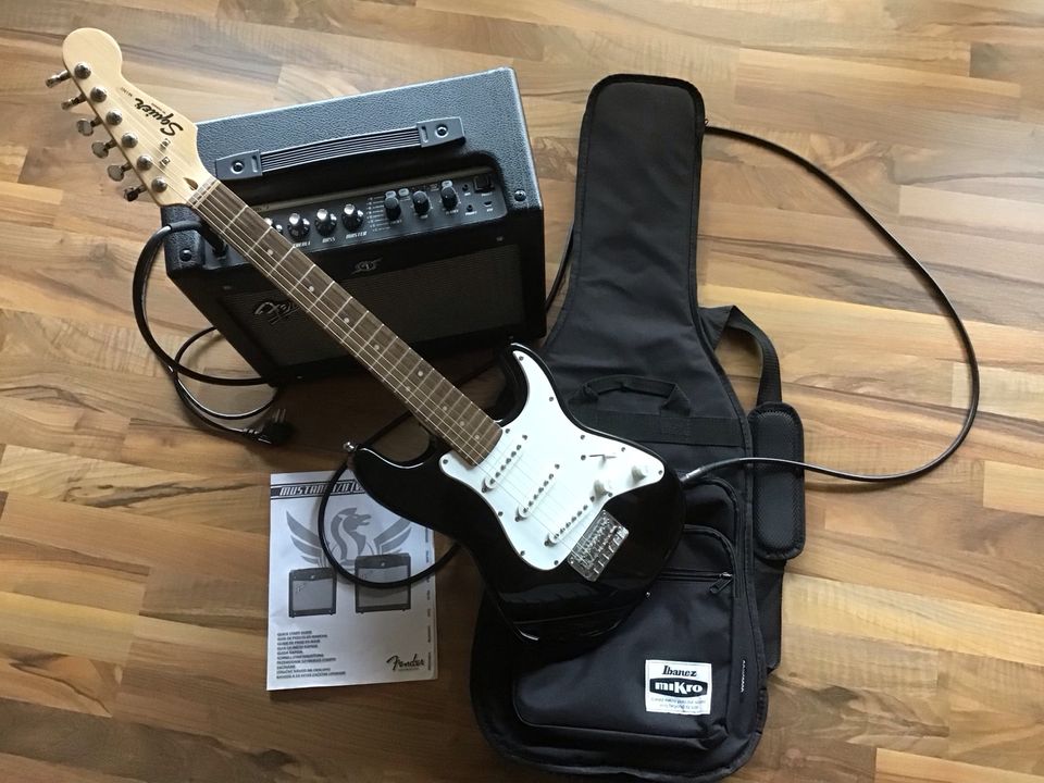 E-Gitarre im Set Mit Squire Mini 3/4 und Fender Mustang 1 V2 in Wehrbleck