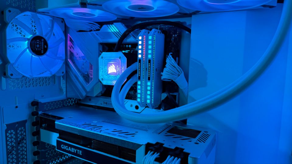 High-End Gaming PC in Weiß - Top Specs & Zustand in Neubiberg