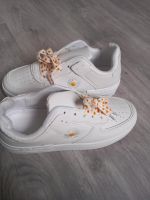 Weiße Sneaker mit Gänseblümchen drauf Dithmarschen - Eddelak Vorschau