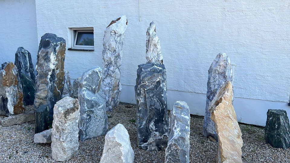 Monolithen in verschiedenen Arten und Maßen in Rodenbach