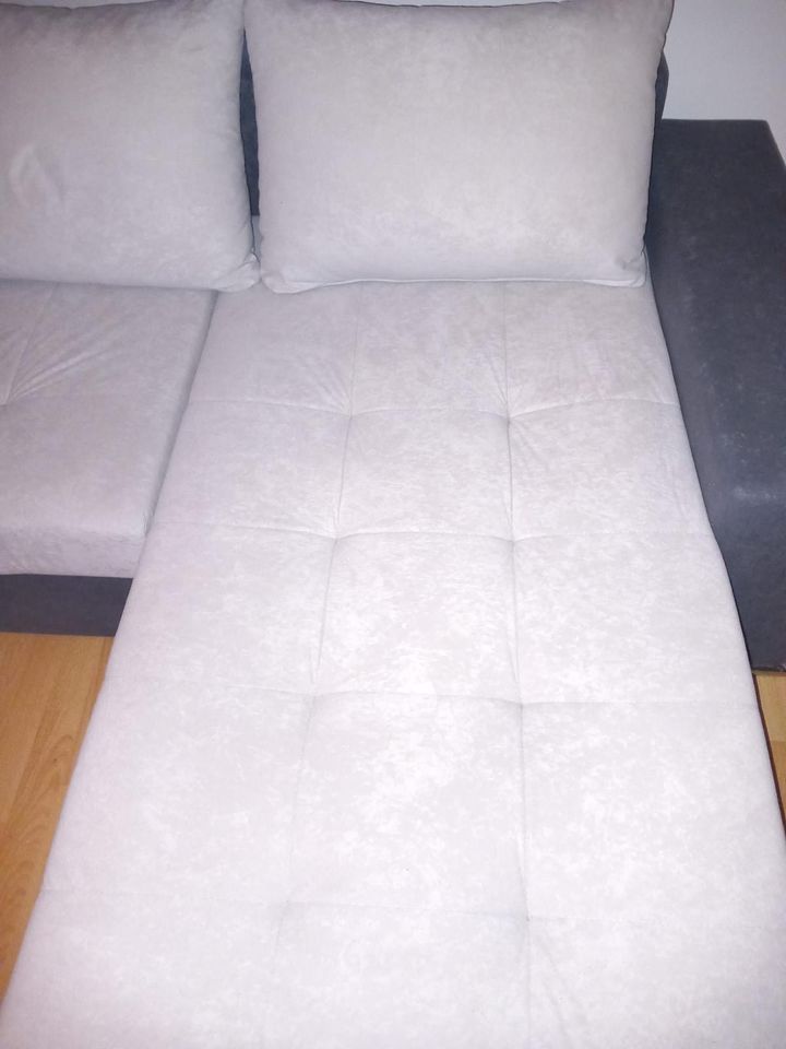 Schönes top erhaltenes Sofa mit Schlaffunktion in Villingen-Schwenningen