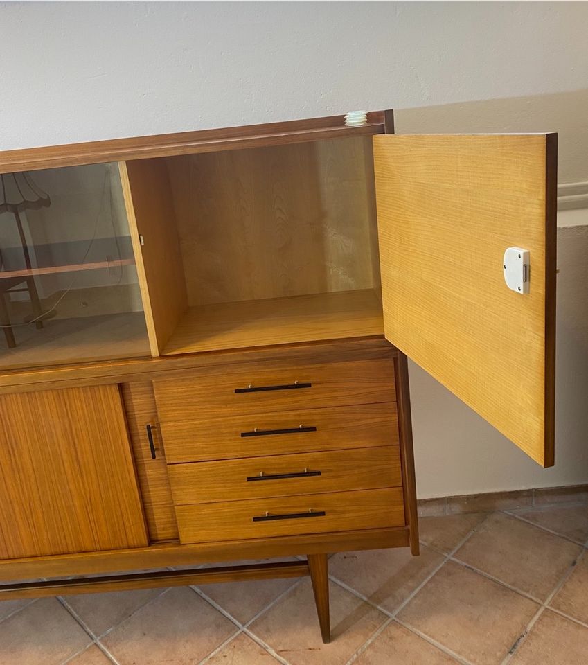 MIDCENTURY/Teak/Highboard/Wohnzimmerschrank/Vitrine/danis/vintage in Berlin