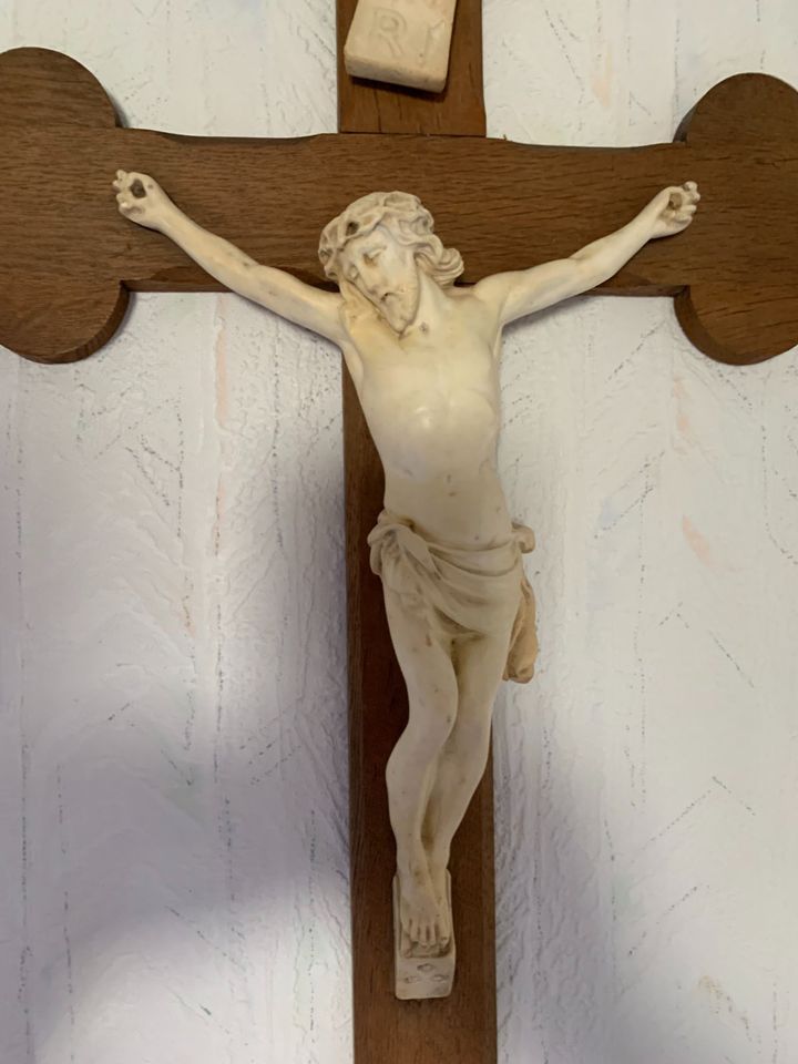 Uraltes Holzkreuz mit Porzellankorpus Altes Kruzifix Kreuz 60 cm in Neunkirchen