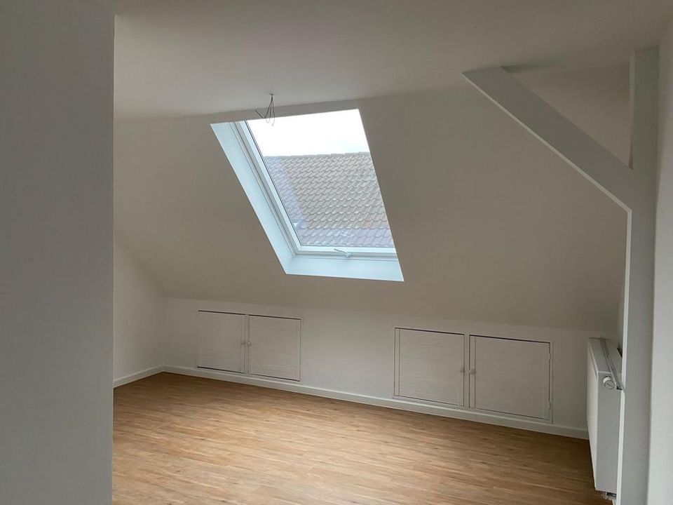 2 Zimmer Dachgeschosswohnung (mit Küche wenn Interesse besteht) in Rüsselsheim