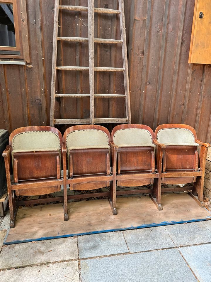 Vintage Kinobank 4er Sitzreihe Holz und Polster in Dießen