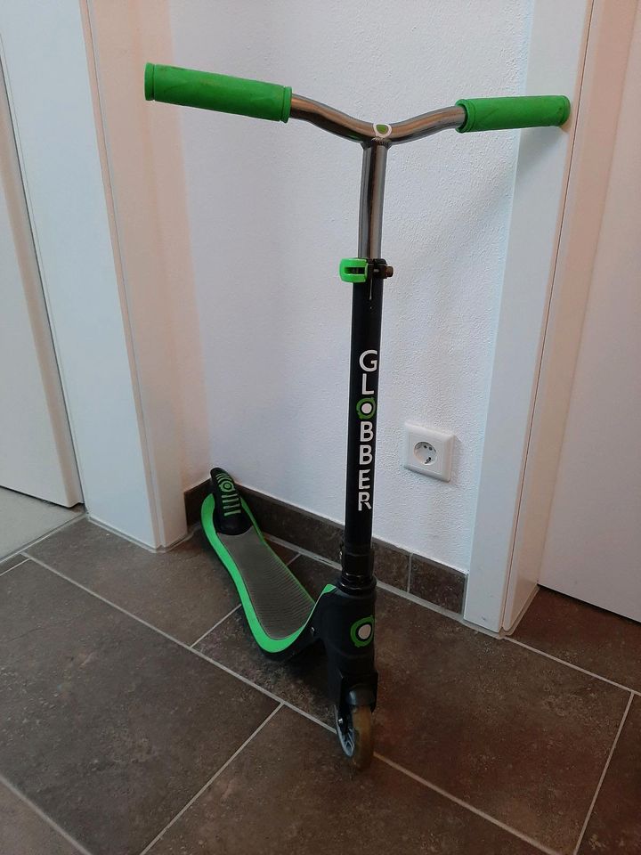 Globber Scooter Flow 125 grün, mit Leuchrollen, Roller in Regensburg