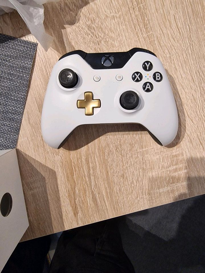 Xbox one s 1TB in Wunsiedel