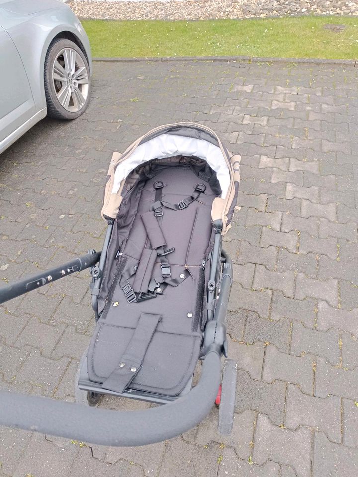 Kinderwagen mit Babyschale und Isofix-Station in Büren